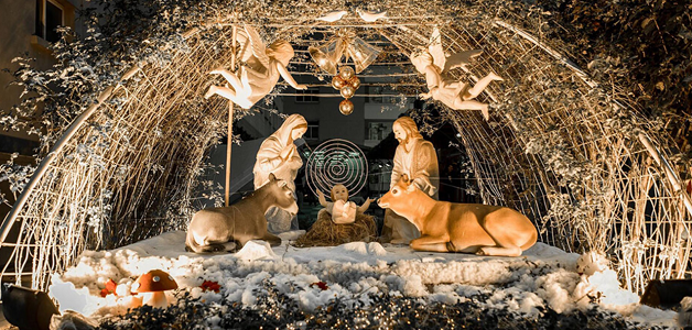 Không khí se se lạnh của mùa đông, báo hiệu một mùa Noel nữa đã đến cận kề, không khí Noel ngập tràn, lan tỏa khắp ngóc ngách, ngõ phố làm ai ai cũng nôn nao. Nhắc đến Noel người ta liền nhớ tới ông già Noel hay còn gọi là ông già tuyết. Ông già cao lớn và có cái bụng rất to, bộ râu trắng và cưỡi chiếc xe với những chú tuần lộc bay trên bầu trời, chở đầy những món quà lớn nhỏ đi phát cho trẻ em mọi nơi. Ngày lễ Noel là ngày nào 2021 và ý nghĩa của ngày Noel bạn đã biết chưa Nhưng ông già Noel có phải chỉ có trong truyền thuyết, và tại sao lễ Noel được tổ chức tận 2 ngày trong năm và ý nghĩa của chúng có gì đặc biệt cùng Lala tìm hiểu trong bài viết bài nhé! Noel là ngày gì? Ngày lễ Noel còn được gọi là lễ Thiên Chúa Giáng sinh, Giáng sinh hay Christmas là một ngày lễ kỷ niệm Chúa Giê-su được sinh ra tại Bethlehem, xứ Judea, nước Do Thái (ngày nay là 1 thành phố của Palestine), lúc bấy giờ thuộc Đế quốc La Mã, vào khoảng giữa năm 7 TCN và năm 2. Ý nghĩa ngày Noel Ngày Noel là của những người theo đạo Kitô giáo, nhằm kỷ niệm ngày sinh ra của người lãnh đạo tôn giáo mình, người mà họ cho là Thiên Chúa xuống thế làm người. Theo thời gian, qua các lễ hội của phương Tây, mọi người tổ chức lễ Giáng sinh ngày càng linh đình. Kết quả bây giờ lễ Giáng sinh được xem là một ngày lễ quốc tế, với ông già Noel, cây thông Noel và con tuần lộc. Ngoài ý nghĩa theo đạo Thiên Chúa, Noel là một ngày lễ gia đình, một ngày để tất cả các thành viên trong gia đình sum hợp, quây quần bên nhau, cùng nhau ăn bữa cơm thân mật gắn kết tình cảm, cùng bạn bè vui chơi, ca hát, ngồi kể chuyện cho nhau nghe cạnh bên cây thông, lò sưởi. Riêng đối với trẻ em rất thích ngày lễ này, bởi đêm Giáng sinh là 1 đêm kì điệu mà mọi điều ước của những đứa trẻ sẽ trở thành sự thật và nhận được rất nhiều quà, bánh, kẹo từ ông già Noel. Ngày lễ Noel cũng là một thông điệp của hoà bình: “Vinh danh Thượng Đế trên cao – Bình an cho người dưới thế”, đây là câu được hát bởi những thiên thần báo tin sự xuất hiện của vị cứu thế và Noel cũng là ngày người ta chia sẻ với những ai bị bỏ rơi, bị cô đơn, bệnh, già yếu,… Vậy ngày Noel là ngày mấy năm 2021 Cũng như mọi năm, Noel hay còn gọi là Lễ Giáng sinh 2021 năm nay chính thức được cử hành vào đêm thứ sáu ngày 24/12 đến hết thứ bảy ngày 25 tháng 12 năm 2021 theo lịch dương. Sự khác nhau của ngày 24/12 và 25/12 Hẳn có nhiều người băn khuăn, không hiểu tại sao lễ Noel lại diễn ra 2 ngày? Bởi theo người Do Thái, thời điểm tính một ngày là bắt đầu từ hoàng hôn. Noel diễn ra vào ngày 25 tháng 12 được gọi là lễ chính ngày, còn lễ tối ngày 24 tháng 12 gọi là lễ vọng. Lễ vọng thường thu hút nhiều người tham dự hơn. 1. Đêm 24/12 - ngày “lễ vọng” của Noel Theo sách Phúc Âm - một trong bốn quyển sách của Kinh Thánh Tân Ước mô tả, thì chúa Giê-su được sinh ra trong một đêm tối mùa đông lạnh, trong một chuồng ngựa. Vật chất thiếu thốn, đức mẹ đồng trinh Maria đã phải đặt ngài trên máng cỏ (bởi vậy sau này hình ảnh máng cỏ luôn xuất hiện trong các dịp giáng sinh). Đêm ấy, nơi chúa ra đời sáng rực cả bầu trời đêm. Những người mục đồng, những thiên thần trên trời cao đều quy tụ lại, chào đón đứa chúa hài đồng. Chúa Giê-su ra đời báo hiệu cho sự giải phỏng của người dân Do Thái, hay những người bị áp bức bóc lột. Từ đó đêm 24/12 được coi là thời điểm “lễ vọng” được tổ chức thu hút đông đảo người tham gia hơn. Vào đêm đó, tất cả các địa điểm như thánh đường hay mỗi gia đình đều trang trí hang đá với máng cỏ, bên trong có tượng chúa Hài đồng và tượng Đức Mẹ Maria. Ở xung quanh đó là những chú lừa, một số thiên thần,... Mặt khác, hình ảnh ngày 24/12 còn gắn liền với sự ra đời của cây thông Giáng sinh. Theo lịch sử, vào giữa năm 2000 và 1200 TCN, người ta đã nói về một loại cây thông Epicea được trang trí bởi hoa, quả và lúa mì gắn liền với ngày 24/12, ngày tái sinh của Mặt trời. 2. Ngày 25/12 - ngày lễ chính của Noel Câu chuyện về buổi sáng Noel được khởi nguồn từ lệnh cấm của chính quyền La Mã với các hoạt động Cơ Đốc giáo. Để tránh né, các tín đồ của Chúa đã bí mật tổ chức lễ Giáng sinh vào sáng ngày 25/12, trùng đúng với ngày lễ Thần Mặt Trời (Feast of the Sol invictus) của người La Mã. Nhờ vậy mà trong một thời gian dài, những người dân Cơ Đốc hân hoan đón mừng ngày chú Giê-su ra đời mà không gặp phải bất kỳ sự cản trở nào. Sau đó vào khoảng năm 312, hoàng đế La Mã Constantine đệ I đã quyết định bỏ đa thần giáo và theo Cơ Đốc giáo. Từ đó, những người dân Cơ Đốc đã có thể thoải mái ăn mừng ngày chúa ra đời. Nhưng cũng phải mãi đến những năm 354, ngày 25/12 mới chính thức trở thành ngày lễ giáng sinh của chúa Giê-su và như vậy là bạn đã biết noel chính xác là ngày nào rồi đúng không nè. Ông già Noel, hay còn gọi là Ông già tuyết là một nhân tố quan trọng không thể thiếu trong ngày Noel Có nhiều câu hỏi về ông già noel được đặt ra và ông già noel có thật hay không? Cùng Lala tìm hiểu sự tích về ông già noel ngay nhé! Truyền thuyết về Ông già noel là một hình ảnh được tưởng tượng từ những lễ Đông chí (ngày 21 tháng 12). Cái chụp ở nơi ống khói chứa đầy quà cáp, một ông già mặc bộ đồ màu đỏ viền trắng, thắt lưng da đen, đội chiếc nón đỏ với chòm râu dài trắng, bộ mặt hóm hỉnh, tiếng cười "hô hô hô", được mọi người biết đến, đặc biệt phổ biến ở các nước phương Tây. Ông già Noel tên gì? Trong tiếng Anh, Ông già noel được gọi là "Santa Claus", được cho là bắt nguồn từ tiếng Hà Lan Sinter Klaas, dựa trên nguyên mẫu về một nhân vật có thật ở thế kỷ thứ 4 là Thánh Nicolaus - thánh bổn mạng cho trẻ em. Trong tiếng Việt, trong thời Pháp thuộc, người Pháp gọi ông là Le Père Noel (ông Cha, linh mục Noel), từ đó tiếng Việt gọi tắt là "Ông già noel", ngoài ra còn được gọi là "Ông già Tuyết" Ông già Noel sống ở đâu? Nhiều người cho rằng quê hương của Ông già Noel ở các nước Bắc Âu như Đan Mạch, Thụy Điển, Na Uy, Iceland, Phần Lan,.. cùng các chú lùn, gần vùng Bắc Cực lạnh giá. Ông dành đa số thời gian để chuẩn bị nhiều món quà, đồ chơi cho trẻ em với sự giúp đỡ của những chú lùn. Mỗi mùa Noel, ông nhận được rất nhiều thư từ trẻ em khắp thế giới. Đến đêm Noel, ông lại bắt đầu cuộc hành trình của mình với cỗ xe kéo bởi chín con tuần lộc để mang quà và đồ chơi cho các thiếu nhi. Có nhiều bộ phim nổi tiếng của Hollywood như The Polar Express về ông già Noel cũng củng cố niềm tin thơ ngây này. Câu chuyện về ông già Noel Lịch sử Ông già Noel được cho là hóa thân của Thánh Nicolas ở thành Myra (280 - 343), Thổ Nhĩ Kỳ. Vị Thánh đó có tên gọi Nicolas. Ông được sinh ra trong một gia đình giàu có ở Bắc Âu, cả cuộc đời Thánh Nicholas sống trong sự hy sinh, tận tụy và đầy lòng yêu thương. Ngay từ khi còn nhỏ, ông được dạy dỗ và thấm nhuần kinh Thánh, một lòng tin vào Chúa, theo Đạo mà sống rất mực nhân hậu và đạo đức. Ông đã được dân chúng bầu làm Giám Mục cho thành phố Myra. Thánh Nicholas bị giam trong thời gian bắt bớ đạo của Hoàng Đế Diocletian, nhưng sau đó ông được Hoàng Đế Constantine thả ra. Sau đó, ông dành những thời gian ngắn ngủi còn lại của cuộc đời để giúp đỡ người nghèo khổ, những hoàn cảnh khó khăn, bệnh hoạn trong cuộc sống. Ông chia sẻ với cuộc sống trong âm thầm và lặng lẽ, thường cải trang để đem các món quà đến cho các em nhỏ nghèo trong những làng mạc. Có lần Thánh Nicholas tặng vàng cho một người cha nghèo để làm của hồi môn cho ba đứa con gái. Ông qua đời vào năm 314, lúc 34 tuổi. Giáng sinh đã thực sự đến rất gần với chúng ta rồi! Hãy bắt tay vào trang trí cho ngôi nhà của mình thật lộng lẫy, tràn đầy màu sắc để đón mùa Giáng sinh bình an thôi nào! Nhưng mua các đồ trang trí Noel ở đâu rẻ mà lại đẹp? Cùng theo chân Ông già noel đến ngay Lala Shop bạn nhé! Lala Shop - cửa hàng chuyên phân phối sỉ và lẻ các mẫu decal trang trí Noel, phụ kiện trang trí Noel, cây thông noel và dịch vụ trang trí cây thông noel chuyên nghiệp tại nhà. Với nhiều mẫu cây thông Noel từ đơn giản đến cầu kì với đa dạng kích thước và mẫu mã khác nhau. Trang trí Noel theo xu hướng hiện đại sẽ không giới hạn mỗi nhà chỉ 1 cây thông to đặt ở trung tâm hay trước cửa nhà như trước đây nữa. Nên tùy theo không gian, tùy từng sở thích mà bạn có thể trang trí mỗi phòng trong nhà một cây thông mini để vừa phù hợp với không gian phòng, vừa tạo cảm giác ngồi góc nào trong nhà cũng thấy không khí Giáng sinh ngập tràn, ấm cúng. Ngoài ra còn có đa dạng các sản phẩm trang trí cây thông noel như quả châu, ngôi sao trang trí, dây treo cây thông, gậy xoắn, chuông treo, hộp quà, người tuyết treo, vòng nguyệt quế,... ngập tràn sắc màu Giáng sinh. Các phụ kiện trang trí Noel tại Lala luôn là những sản phẩm có mẫu mã mới nhất, phong phú về chủng loại, đa dạng về màu sắc và đặc biệt an toàn tuyệt đối với người sử dụng. Chỉ với khoảng chi phí bé xíu thôi là bạn sẽ có ngay những phụ kiện xinh xắn, giúp tô điểm cho cây thông giáng sinh thêm phần tuyệt sắc và lung linh. Với tiêu chí "Không chỉ khách hàng đến với mình một lần" Lala đã xây dựng nên thương hiệu, với chất lượng sản phẩm, dịch vụ tốt nhất, đem đến cho khách hàng những trải nghiệm tuyệt vời nhất. Đội ngũ nhân viên Lala Shop được đào tạo bài bản, phục vụ chuyên nghiệp, chu đáo, tư vấn nhiệt tình cho khách hàng có sự lựa chọn ưng ý nhất. Bên cạnh đó, shop còn có chương trình quà tặng cho khách hàng may mắn, đặc biệt là các mùa lễ lớn với những chương trình tri ân khách hàng vô cùng hấp dẫn, đến ngay Lala Shop và rước về những món đồ phụ kiện trang trí cây thông Noel tràn ngập màu sắc và nhận ưu đãi hấp dẫn ngay hôm nay bạn nhé!