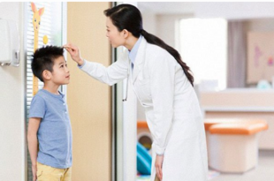 Trẻ biếng ăn ảnh hưởng đến phát triển cân nặng và chiều cao so với các bạn cùng trang lứa.