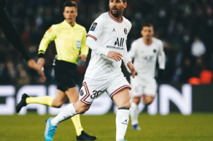 Messi chơi không nổi bật, nhưng vẫn tham gia vào tình huống quyết định số phận trận đấu trước Rennes.