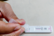 Người dân tự test nhanh Covid-19 tại nhà khi có các triệu chứng của bệnh.