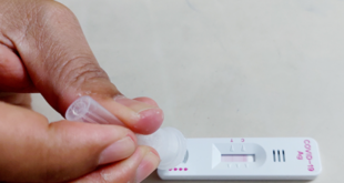 Người dân tự test nhanh Covid-19 tại nhà khi có các triệu chứng của bệnh.