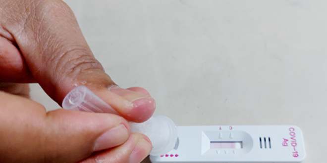 Người dân tự test nhanh Covid-19 tại nhà khi có các triệu chứng của bệnh.