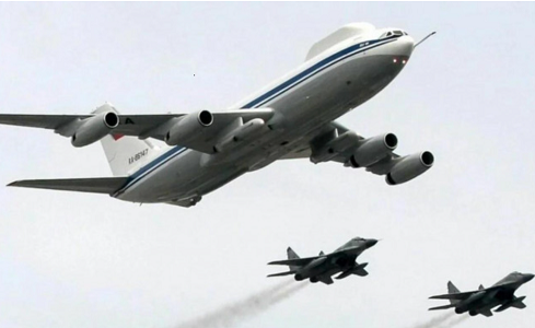 Máy bay chỉ huy chiến lược Il-80 Ngày tận thế được hộ tống bởi các tiêm kích MiG-29 trong lễ diễu binh Ngày chiến thắng của Nga năm 2010.